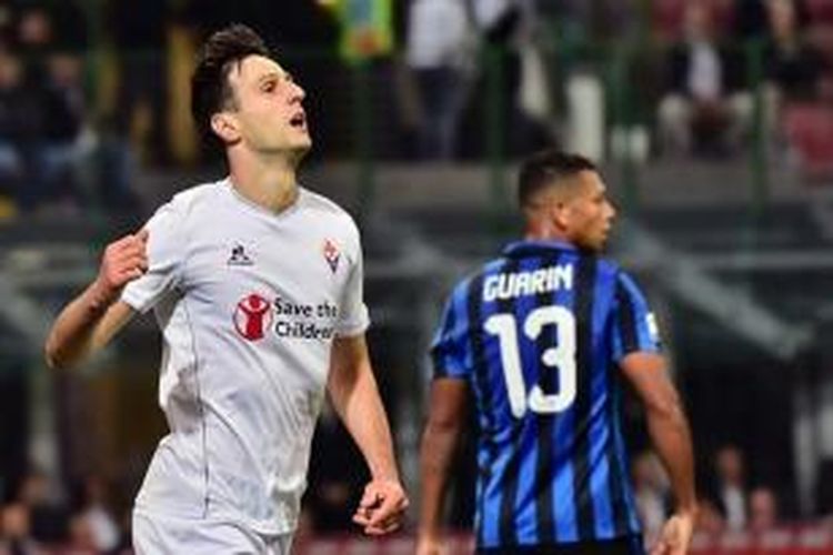 Nikola Kalinic menciptakan tiga gol bagi Fiorentina saat menang di kandang Inter Milan, Minggu (27/9/2015). 