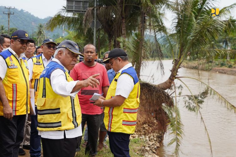 Menteri Pekerjaan Umum dan Perumahan Rakyat (PUPR) Basuki Hadimuljono meninjau langsung lokasi bencana banjir di Kabupaten Pesisir Selatan, Provinsi Sumatera Barat, pada Senin (11/3/2024).