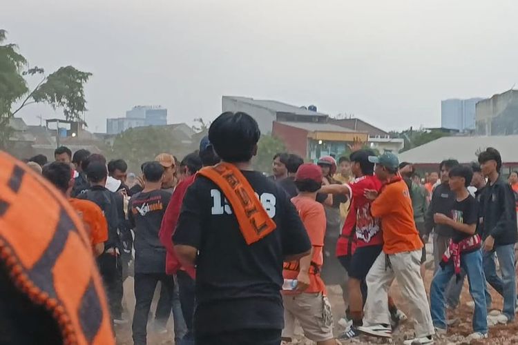 Momen ketika The Jakmania, julukan bagi suporter Persija Jakarta, mengeroyok seorang pemuda di pintu timur Stadion Patriot Candrabhaga, Bekasi Selatan, Kota Bekasi, Sabtu (2/9/2023).