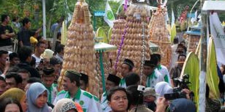 Arak-arakan Tolangga berisi kue kolombengi dan toyopo berisi ayam atau ikan bakar jadi daya tarik pelaksanaan Walima di Gorontalo.