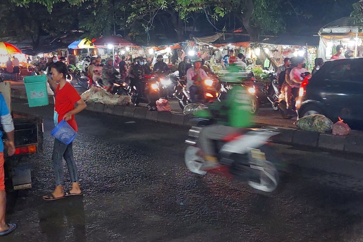 Suasana tumpukan sampah yang berada di salah satu titik median jalan di jalan Raden Patah, Ciledug, Kota Tangerang, Jumat (28/1/2022) malam.