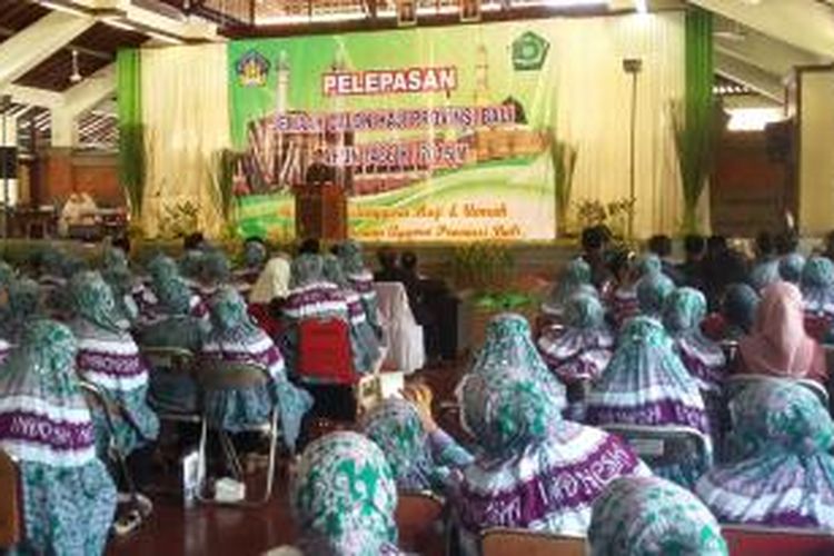 Gubernur Bali Made Mangku Pastika saat acara Pelepasan Jemaah Calon Haji 2015 asal Bali. 