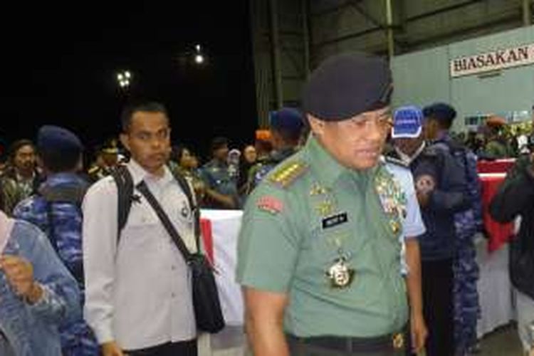 Panglima TNI Jenderal Gatot Nurmantyo saat mendatangi keluarga korban pesawat jatuh di Wamena, Papua, Senin (19/12/2016) dini hari di Lanud Abdulrachman Saleh.
