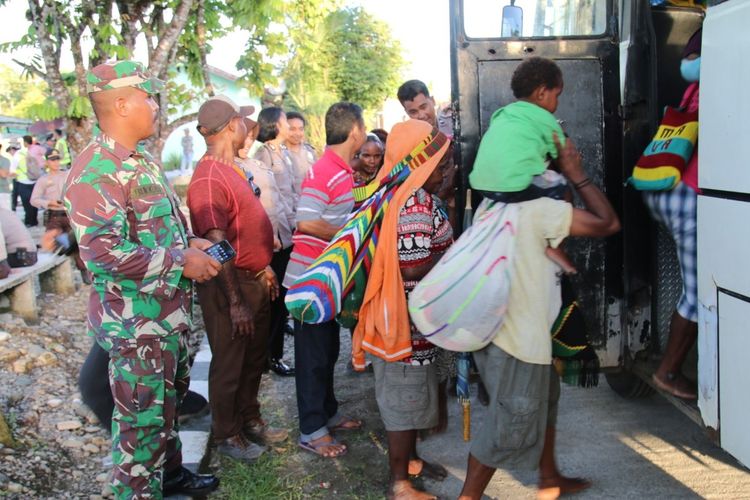 Ketika warga yang sudah dievakuasi ke Markas Denkav 3 akan menaiki bus untuk diantar ke rumah keluarganya di Timika, Jumat (6/3/2020).