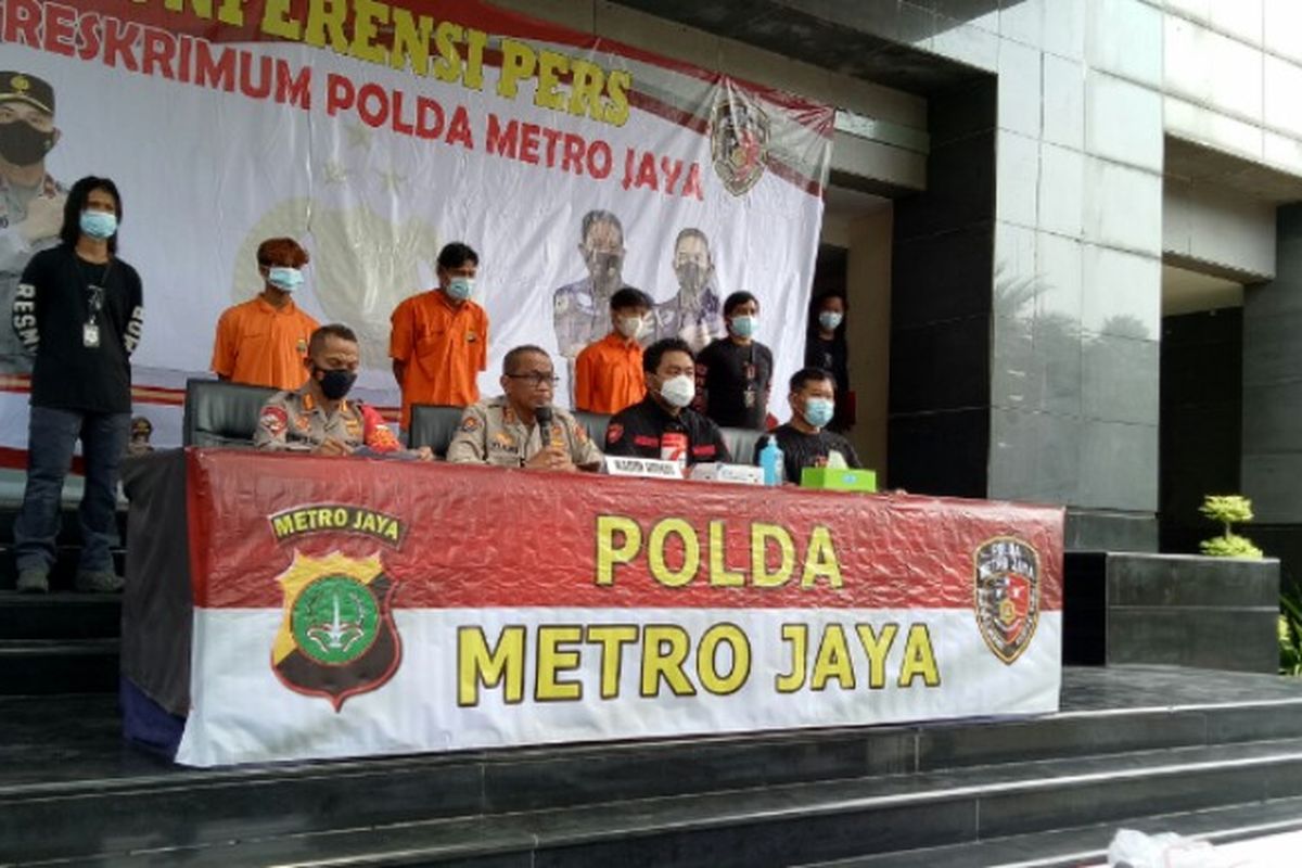 Polisi menangkap tujuh pria dengan empat orang yang masih di bawah umur karena melakukan pengeroyokan terhadap pemuda berinisial MA (19) hingga tewas dibacok.