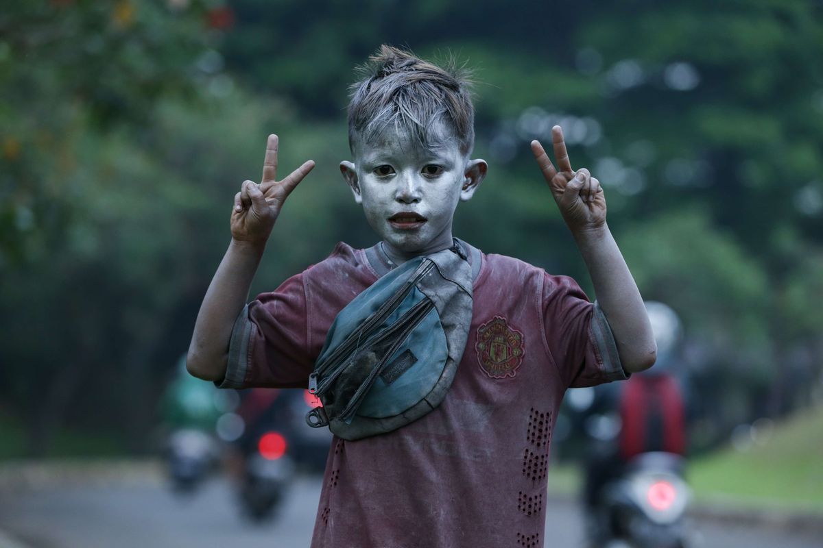 Ramdhan (8) mengamen sebagai manusia silver di kawasan GDC Depok, Rabu (1/9/2021). Pandemi Covid-19 menyebabkan meningkatnya jumlah pekerja anak. Peningkatan kemiskinan, perubahan sistem pembelajaran, dan risiko anak putus sekolah menjadi pemicunya.