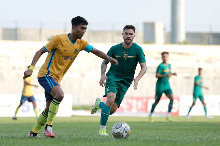 Pemain asing Persebaya Surabaya dijaga ketat pemain Persegres Gresik United saat latih tanding yang berakhir dengan skor 3-3 di Stadion Gelora Joko Samudro Gresik, Jumat (28/10/2022) sore.