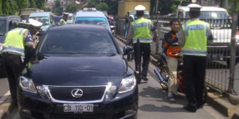 Mobil milik kedutaan besar Sudan diberhentikan petugas karena masuk di jalur Transjakarta, Jatinegara Barat, Jakarta Timur. Senin (25/11/2013).