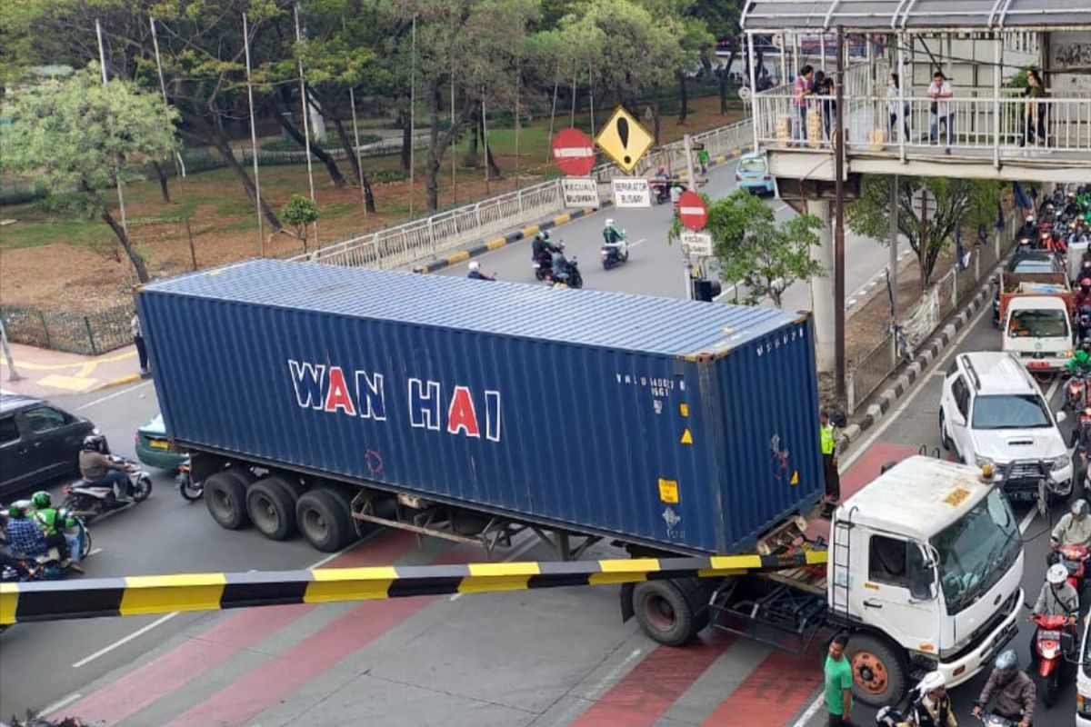 Truk kontainer menabrak portal di bawah jembatan layang Grogol, Jakarta Barat, Senin (2/12/2019) siang