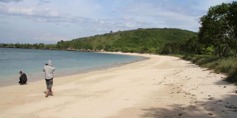 Pantai Pink, Lombok Timur, Nusa Tenggara Barat, belum banyak dikunjungi wisatawan dalam dan luar negeri. Warna pasirnya yang merah jambu bila terkena air dan sinar matahari menjadi daya tarik bagi pelancong yang mengunjungi pantai ini.