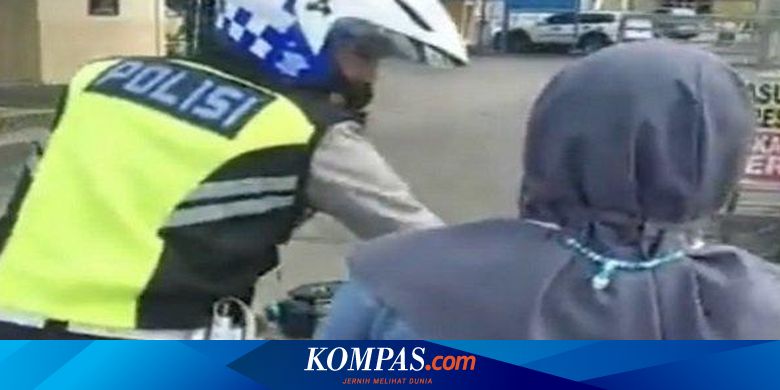 Seorang Ibu Menolak Turun dari Motor Saat Ditilang, Terpaksa Didorong Polisi - Vimarsana News