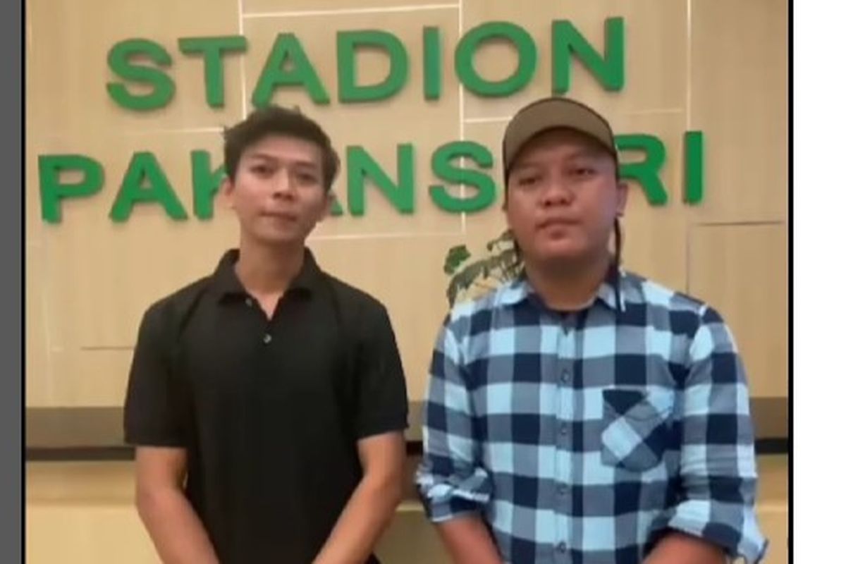Motovlogger Bemskuy (kaus berkerah hitam) dan rekannya (bertopi) meminta maaf atas video rekayasa yang mereka buat terkait tindakan asusila di Stadion Pakansari, Kabupaten Bogor, Jawa Barat. Permintaan maaf itu disampaikan keduanya saat pertemuan dengan jajaran Pemkab Bogor di ruang VVIP, Stadion Pakansari, Cibinong, Kabupaten Bogor, Selasa (22/7/2025).