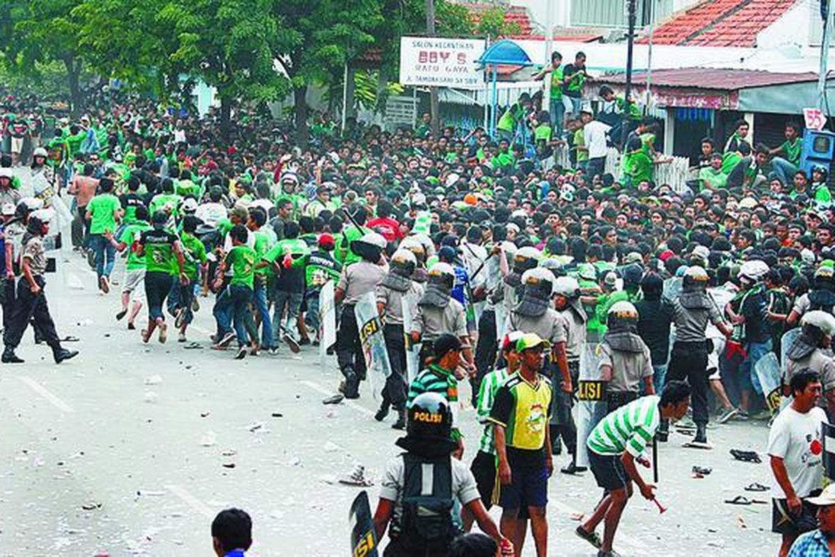 Polisi menghalau suporter Persebaya atau bonek yang memaksa masuk pintu timur Stadion Gelora 10 Nopember, Surabaya, Jawa Timur, Sabtu (16/1/10). Bonek dihukum tak boleh saksikan laga tandang Persebaya hingga Januari 2014.