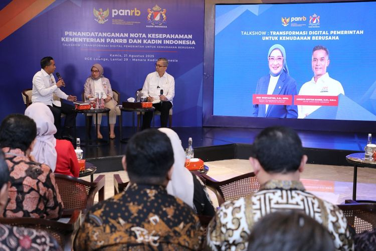 Menteri Pendayagunaan Aparatur Negara dan Reformasi Birokrasi (PANRB) Rini Widyantini dan Ketua Umum Kadin Indonesia Anindya Novyan Bakrie dalam acara Penandatangan Nota Kesepahaman Kementerian PANRB dan Kadin Indonesia di Kantor Kadin Indonesia, Jakarta, Kamis (21/8/2025). 