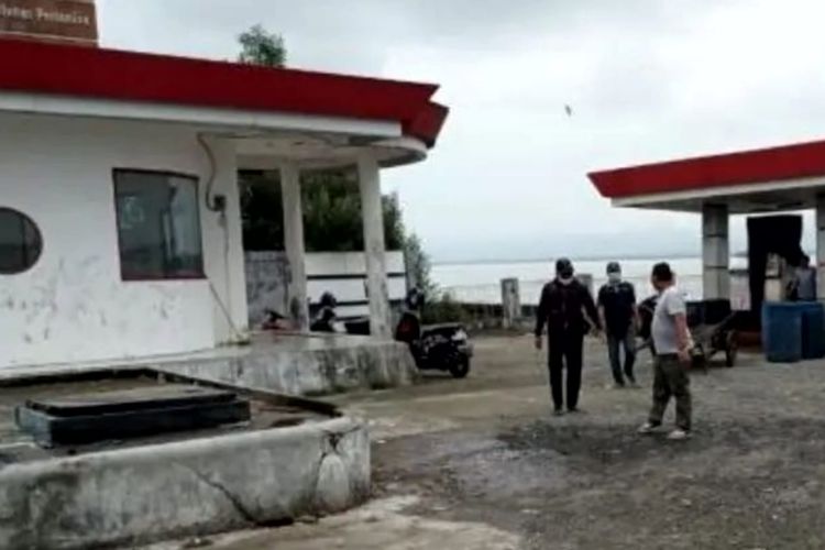 SPBN di Tanah Bumbu, Kalsel didatangi petugas Ditpolairud Polda Kalsel setelah menerima laporan menjual solar bersubsidi kepada nelayan di atas HET. 