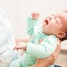 Penyebab Bayi Sering Kaget saat Tidur dan Cara Menenangkannya