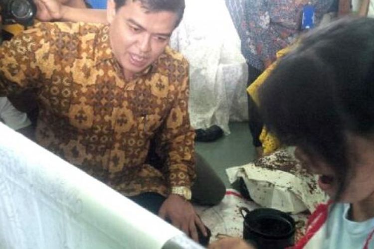 Dirjen Perundang-undangan Kementerian Hukum dan HAM, Widodo Ekatjahjana menyaksikan Mary Jane Fieasta Veloso membatik.