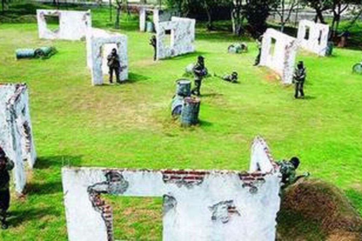 Permainan "paintball", di Ancol, Jakarta, Sabtu (2/6/2012). Kegiatan ini perlu memperhatikan alat-alat dan kelengkapan pengamanan diri serta ketaatan pemain pada prosedur pemakaian senapan angin yang digunakan.