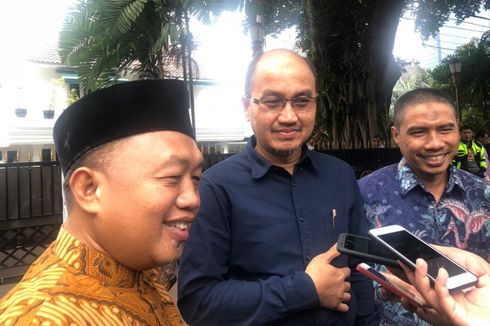 Temui Prasetio, Kandidat Wagub DKI dari PKS Diberi Buku 