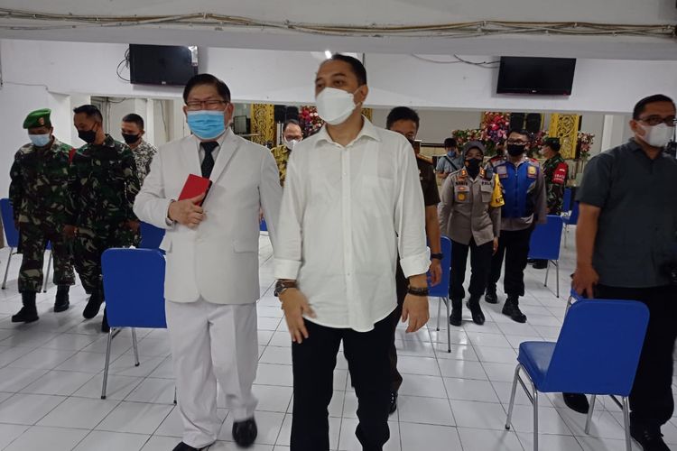 Wali Kota Surabaya Eri Cahyadi saat meninjau sejumlah gereja jelang perayaan paskah di Surabaya, Kamis (1/4/2021).