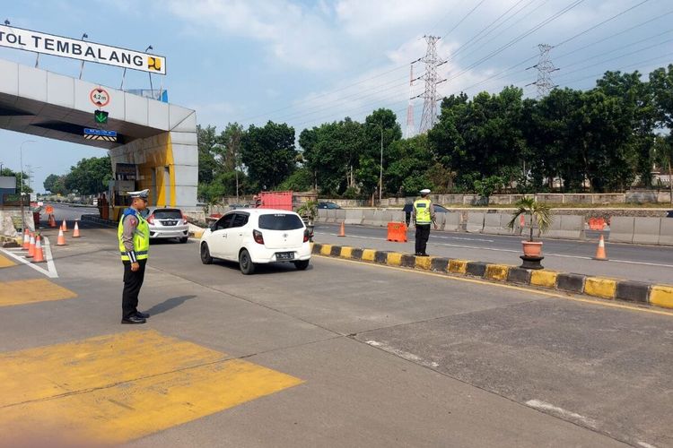Petugas berjaga di Gerbang Tol Tembalang, Kota Semarang, Jawa Tengah.
