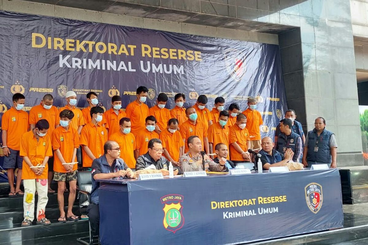 25 Orang sindikat pencuri di Jadetabek yang ditangkap Subdit Ranmor Ditrektorat Reserse Kriminal Umum ditampilkan di Mapolda Metro Jaya, Kamis (16/3/2023).