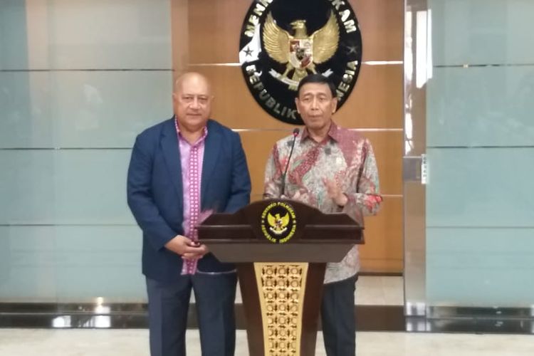 Menteri Koordinator Bidang Politik, Hukum, dan Keamanan (Menko Polhukam), Wiranto, menerima mantan menteri luar negeri Republik Kepulauan Fiji Ratu Inoke Kubuabola di kantor Kemenko Polhukam, Senin (30/9/2019). 