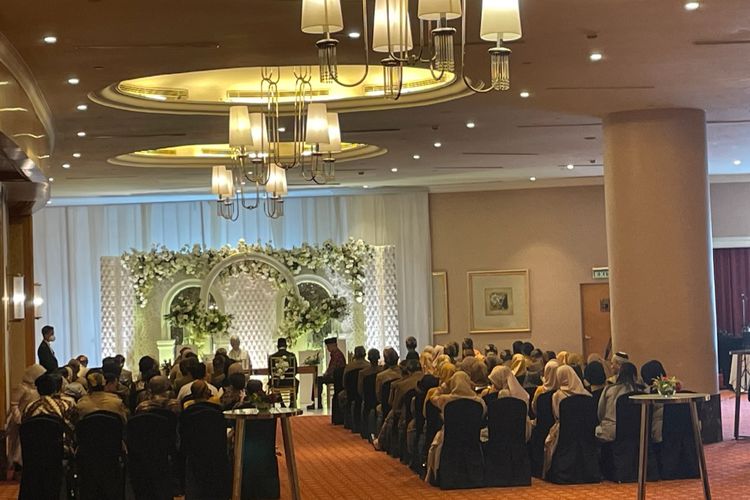 Suasana pernikahan Glenca Cyhsara dan Rendy Jhon menggelar akad pernikahan di Hotel Ritz-Carlton Jakarta, kawasan Kuningan, Jakarta Selatan, Minggu (20/11/2022). 