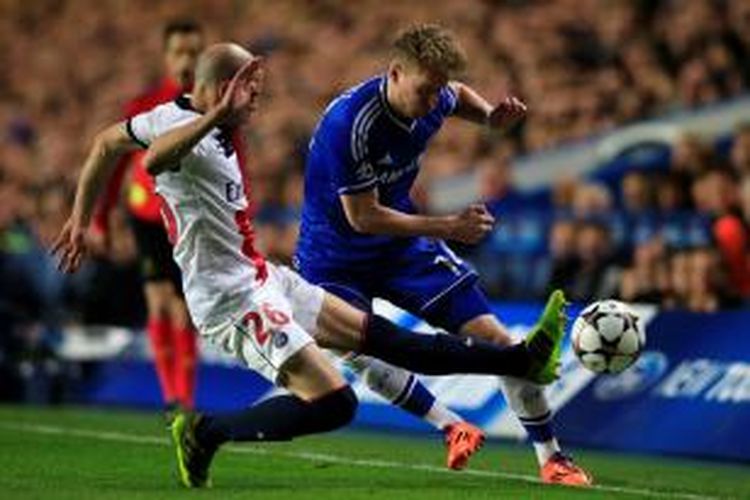 Gelandang Chelsea, Andre Schuerrle (kanan) saat berebut bola dengan bek Paris Saint-Germain, Christophe Jallet, pada leg kedua perempat final Liga Champions di Stadion Stamford Bridge, Selasa atau Rabu (9/4/2014) dini hari WIB. 