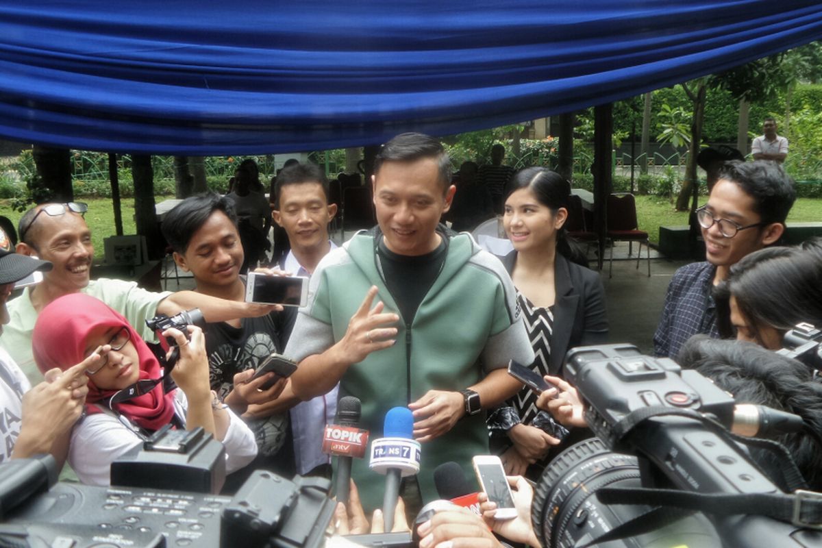 Agus Harimurti Yudhoyono usai mencoblos di TPS 6 RT 3/RW 3, Jalan Cibeber I, Kelurahan Rawa Barat, Kebayoran Baru, Jakarta Selatan, Rabu (19/4/2017).