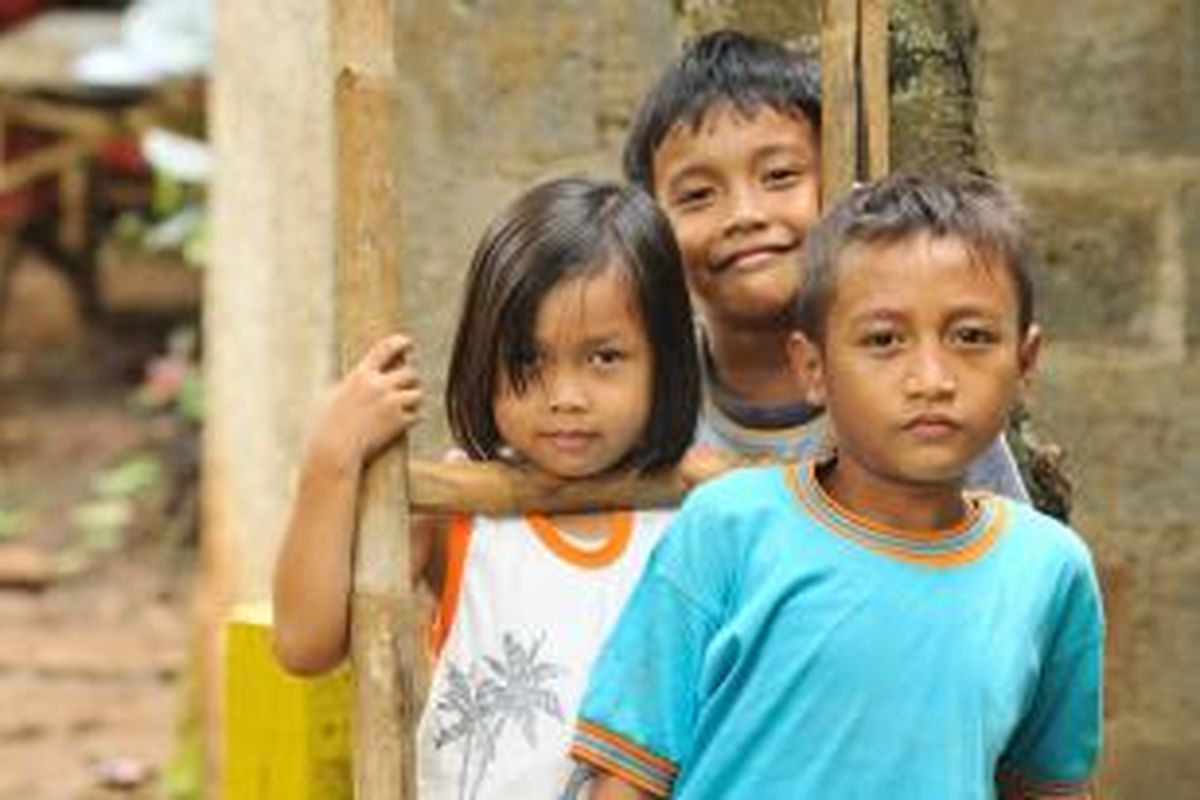 Pendidikan karakter tidak cukup hanya mencakup siswa dan guru, melainkan juga ke masyarakat luas di luar lingkungan sekolah. Dengan demikian, siswa akan lebih mudah menemukan contoh perilaku baik di masyarakat. 