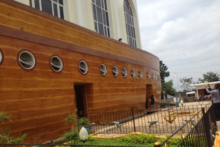 Masjid kapal di Semarang, Jawa Tengah. Masjid ini unik karena Arsitektur bangunan menyerupai kapal. Foto diambil pada Jumat (26/1/2018)