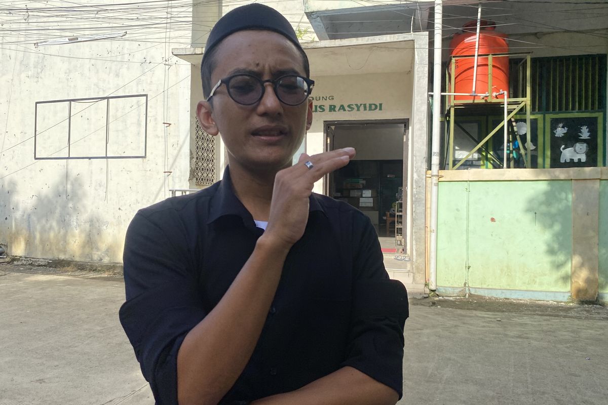 Pengurus Ponpes Al-Urwatul Wutsqo, Ardi saat menceritakan kronologi kecelakaan tiga santriwati yang tertabrak mobil operasional Koperasi Merah Putih di Ponpes setempat di Desa Terusan, Kecamatan Sindang, Kabupaten Indramayu, Minggu (12/4/2026)