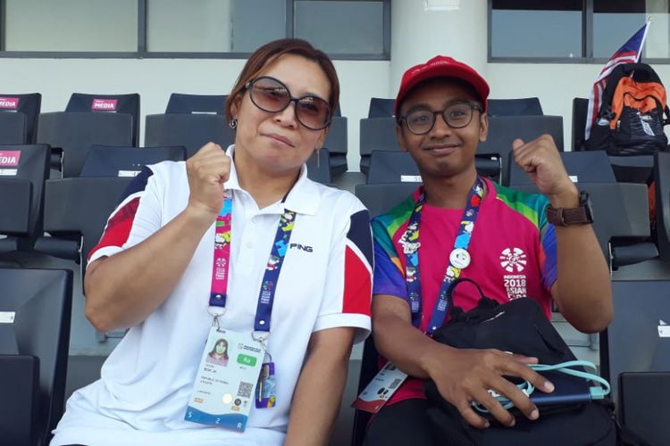 Atlet lawn bowls Korea Selatan, Yoon Bok-ja (kiri),bersama dengan LO tim, Imam Lutfi di Lapangan Hoki 2 Gelora Bung Karno, Selasa (9/10/2018).