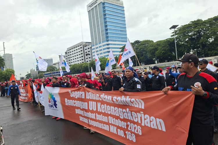 Massa aksi buruh menggelar demonstrasi tuntut kenaikan UMP DKI Jakarta 2026 di depan Gedung DPR RI, Senayan, Jakarta Pusat, Kamis (15/1/2026)
