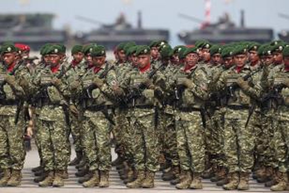 Geladi bersih HUT Ke-70 Tentara Nasional Indonesia di Dermaga Indah Kiat, Cilegon, Banten, Sabtu (3/10/2015).