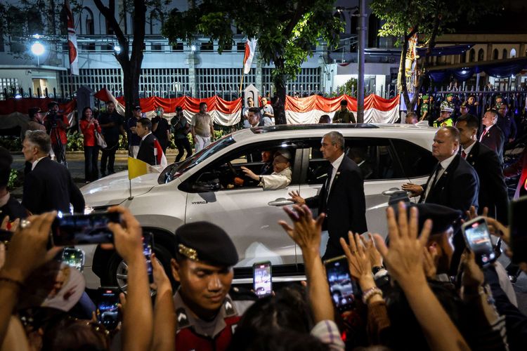 Paus Fransiskus melambaikan tangan ke arah warga di depan Gereja Katedral, Jakarta, Rabu (4/9/2024). Setelah selesai kunjungan dari Gereja Katedral, Paus Fransiskus kembali menuju Kedutaan Besar Takhta Suci Vatikan. Antusiasme warga yang ingin bertemu dengan Paus secara dekat tak terbendung.