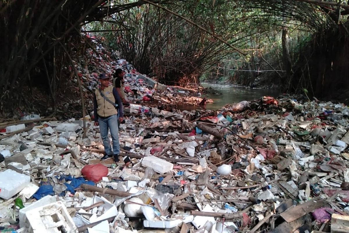 Tim patroli dari Satgas Naturalisasi Ciliwung dan Komunitas Peduli Ciliwung saat menyusuri tumpukan sampah-sampah yang berada di aliran Kali Baru, Desa Cilebut Barat, Kecamatan Sukaraja, Kabupaten Bogor, Kamis (5/9/2019).