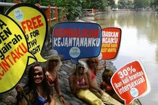 5 Pria Berpakaian Ikan Duyung Protes Pencemaran Sungai Kalimas