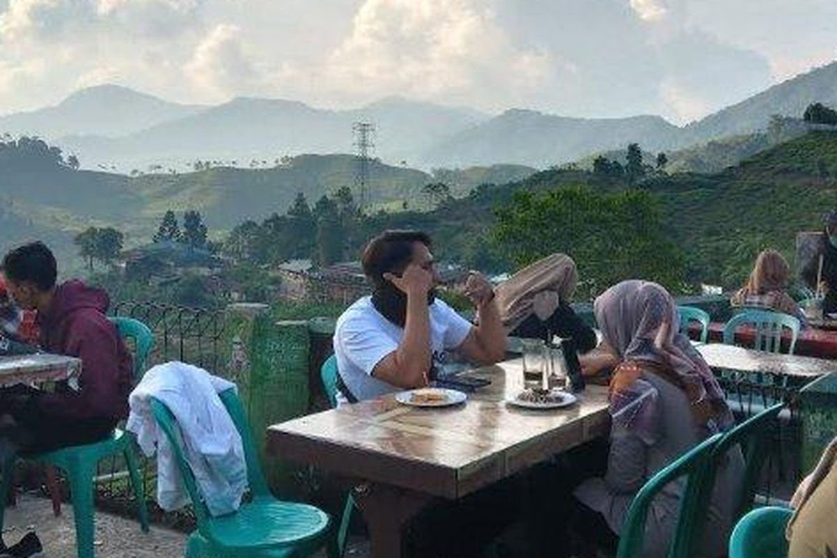 Warpat atau warung patra yang berada di perbatasan Bogor - Cianjur, Jalan Raya Puncak, Cisarua, Kabupaten Bogor. 