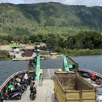 Penyeberangan dari Pelabuhan Ajibata menuju Pelabuhan Tomok, Sumatera Utara, Kamis (15/5/2025).