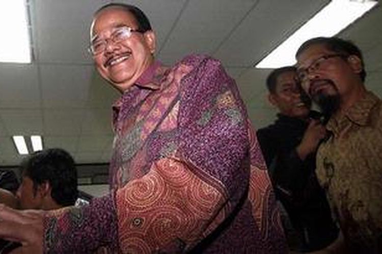 Politisi Partai Golkar Zulkarnaen Djabar (kiri) menjalani sidang tuntutan di Pengadilan Tindak Pidana Korupsi, Jakarta, Senin (6/5/2013). Mereka diduga terkait kasus pengurusan anggaran pengadaan Alquran dan Laboratorium pada Kementerian Agama.  