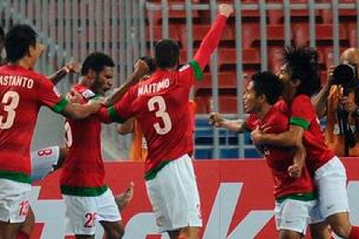 Para pemain Indonesia bersorak kegirangan menyambut gol Andik Vermansah yang memastikan kemenangan Indonesia 1-0 atas Singapura pada penyisihan Grup B Piala AFF 2012, Rabu (28/11/2012).