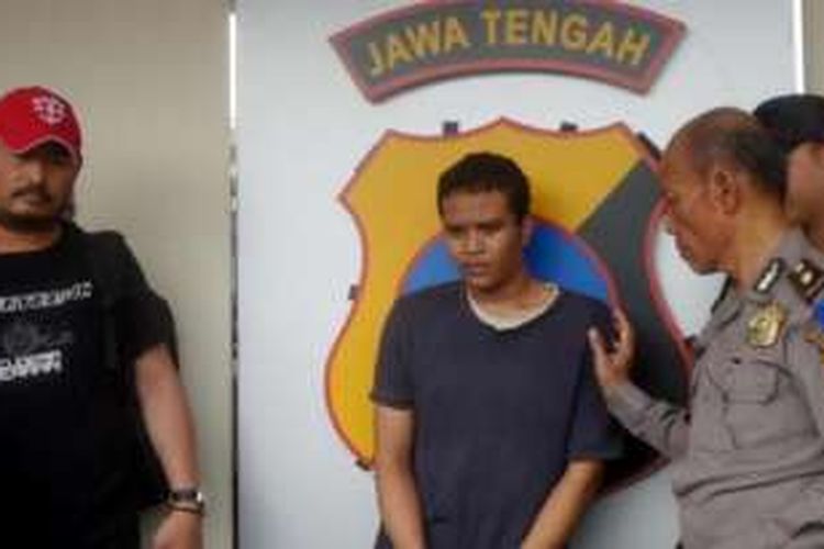 Wahyu Anggara (19), tersangka pembunuhan pengemudi Go-Jek di Tanah Mas, Semarang, Jawa Tengah, ditangkap. 