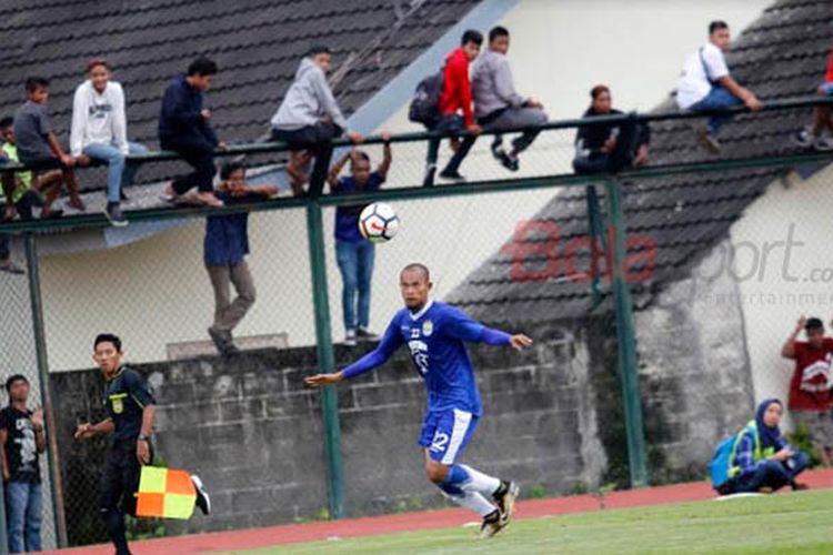 Sejumlah bobotoh memanjat pagar area latihan pemain Persib Bandung di Yogyakarta