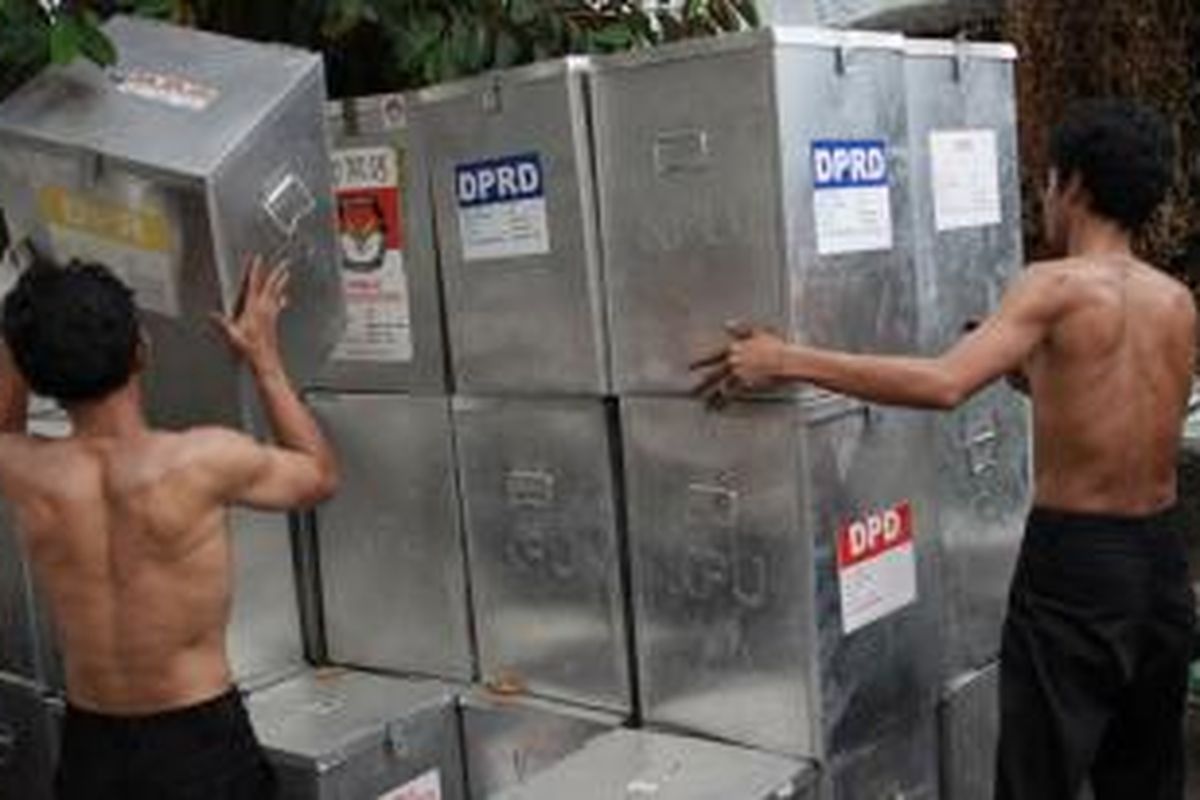 Ilustrasi logistik pemilu: Pekerja menata kotak suara yang telah dirakit di bekas Kantor Kelurahan Bungur, Kecamatan Senen, Jakarta Pusat, Rabu (29/8/2012).  