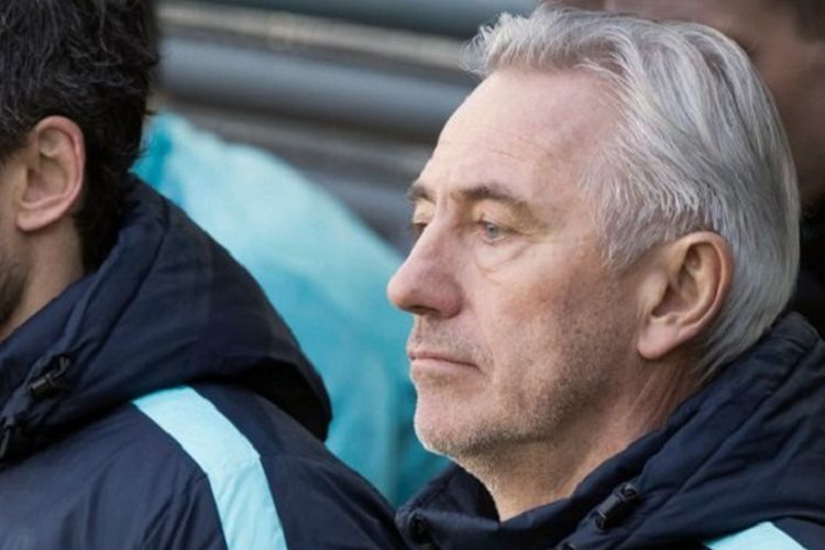 Bert van Marwijk dan Mark van Bommel menyaksikan laga persahabatan antara Australia dan Norwegia di Oslo, 23 Maret 2018.  