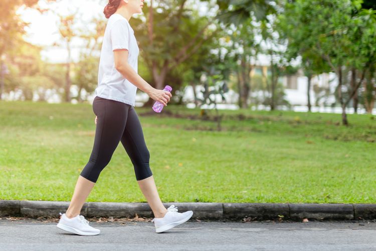Ilustrasi apakah jalan kaki setiap hari bisa menurunkan berat badan?