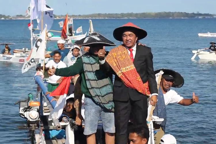 Sappe, nelayan yang terpilih jadi anggota DPRD Parepare diantar puluhan nelayan dan perahu menuju gedung DPRD, Senin (2/9/2024).