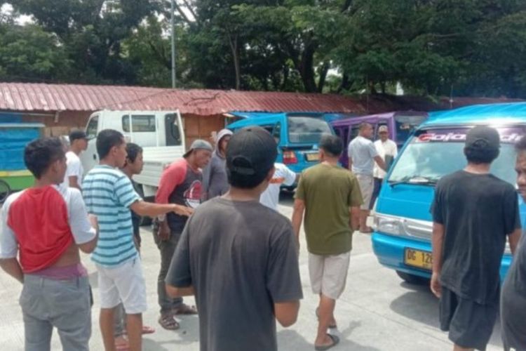 Puluhan sopir angkutan kota di Kota Ternate, Maluku Utara (Malut) menggelar aksi mogok di Terminal Gamalama, Senin (28/3/2022) /  (Antara Foto/Abdul Fatah)